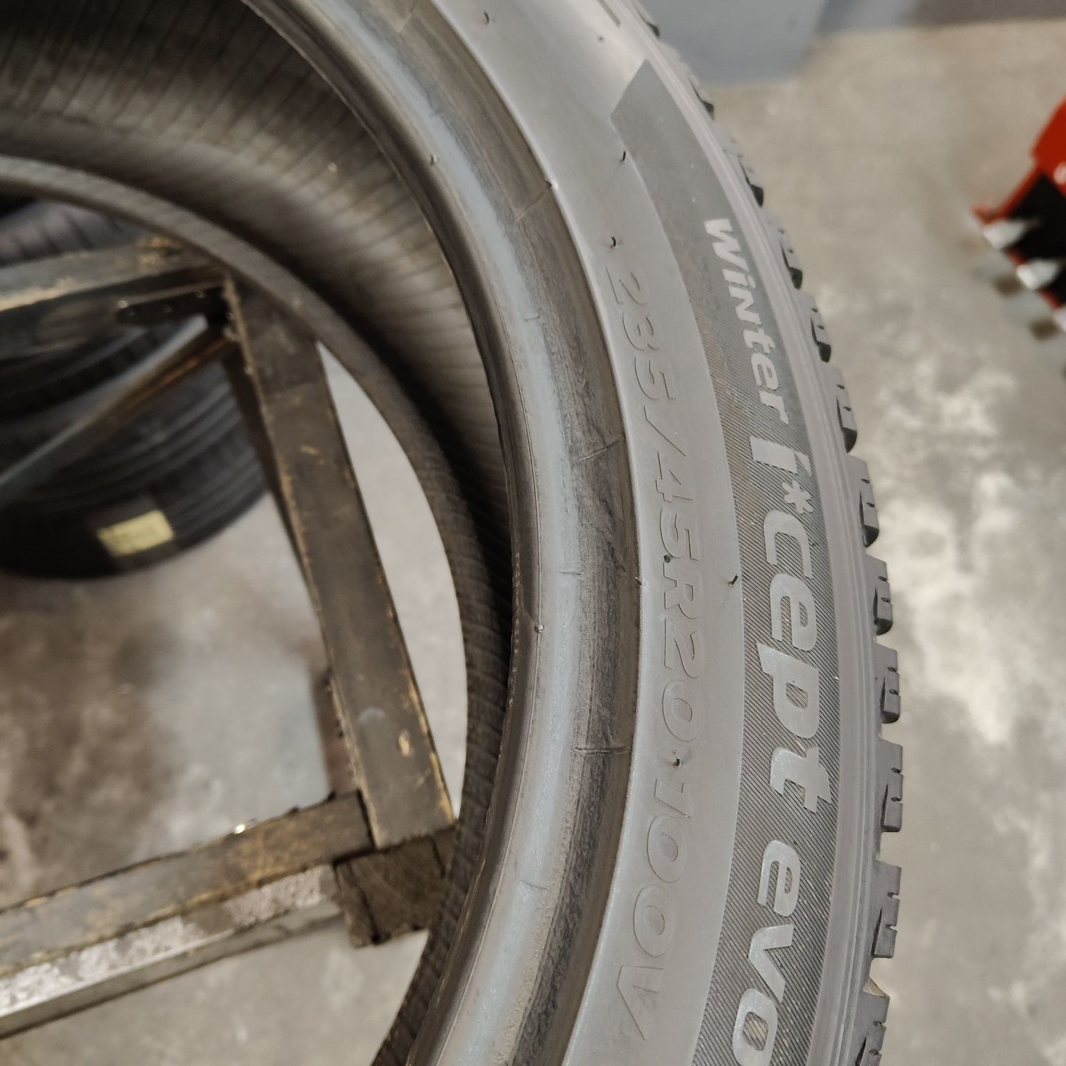 235/45/20 XL Sprzedam parę opon zimowych Hankook