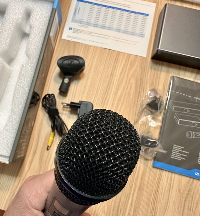 Microfone sem fios SENNHEISER usado 4x