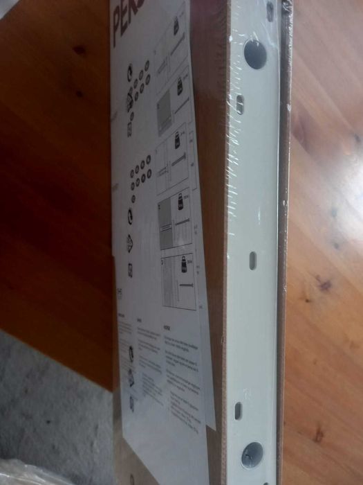 Półka ścienna samo-wisząca z Ikea