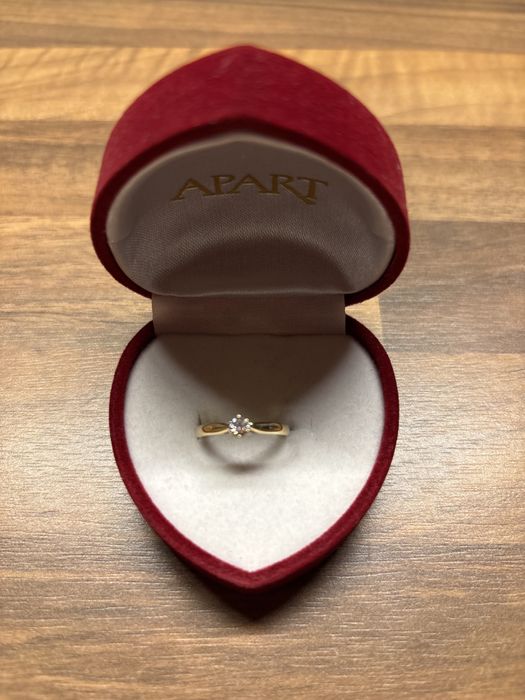 Pierścionek zareczynowy APART z brylantem