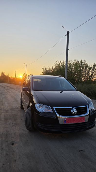 Продаи Volkswagen Touran 2009 року