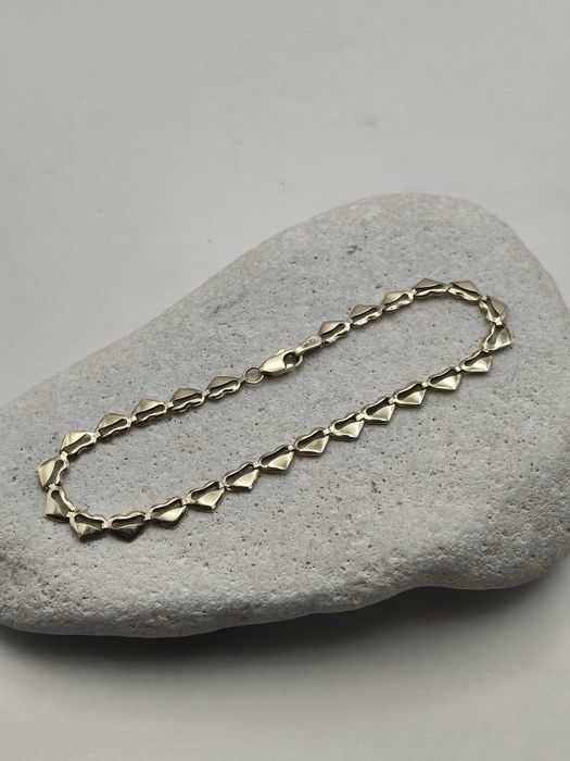 Złota bransoletka ze wzorem w serduszka