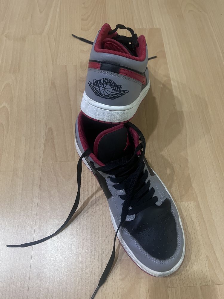 Nike Air Jordan 1 Low usadas uma vez, estao novas, tamanho 40
