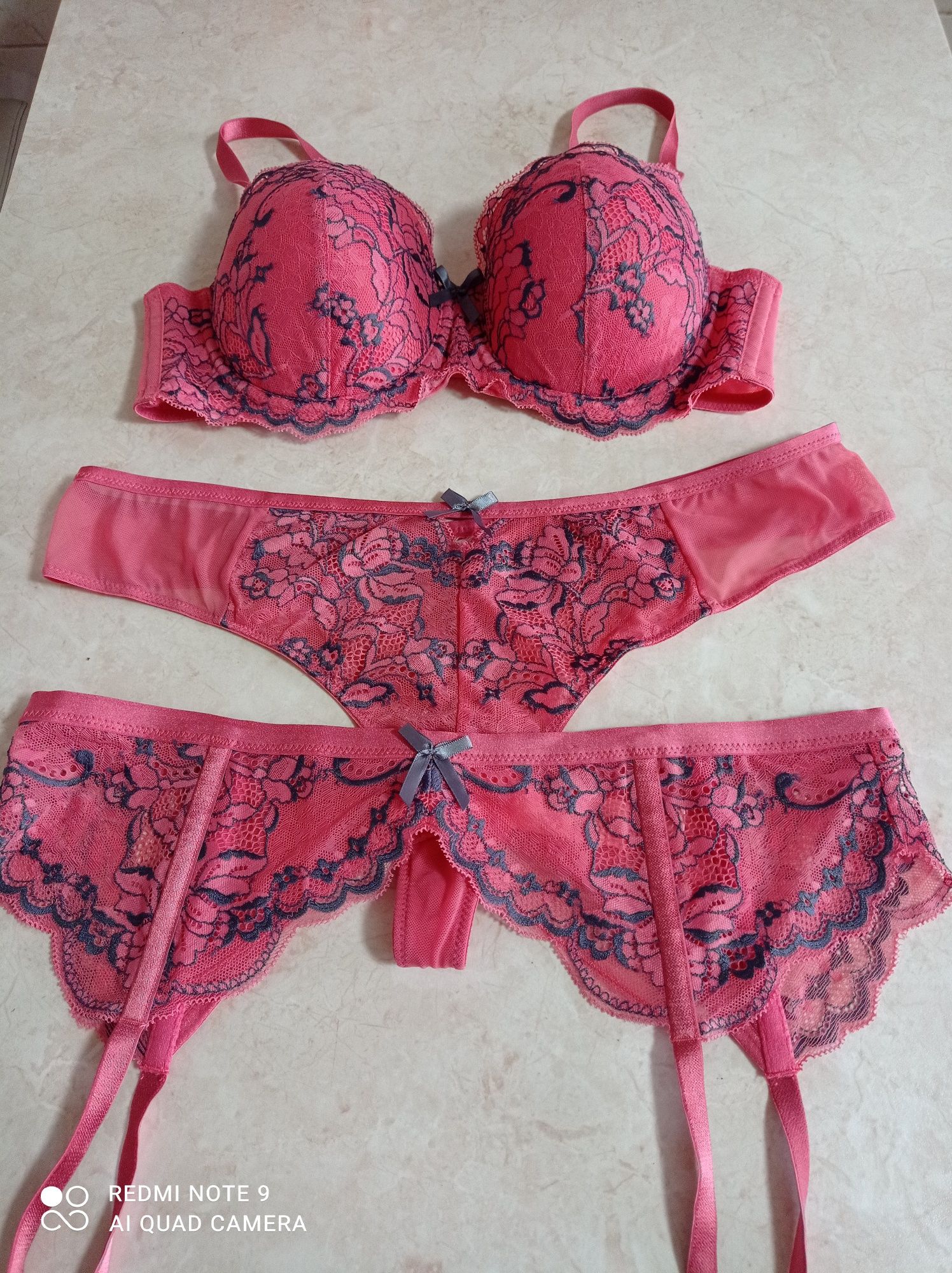 Komplet zestaw bielizny 80 C Hunkemoller biustonosz stringi pas