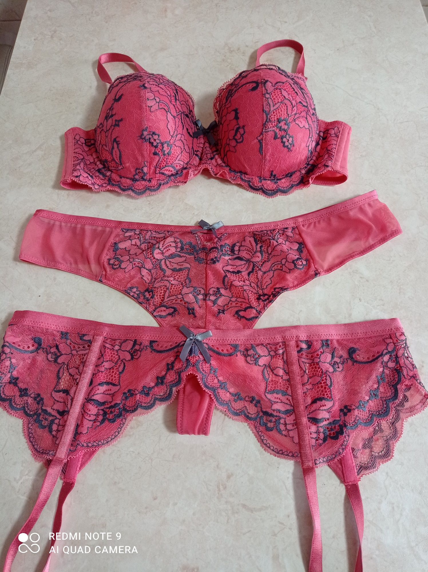 Nowy komplet zestaw bielizny 80 C Hunkemoller biustonosz stringi pas