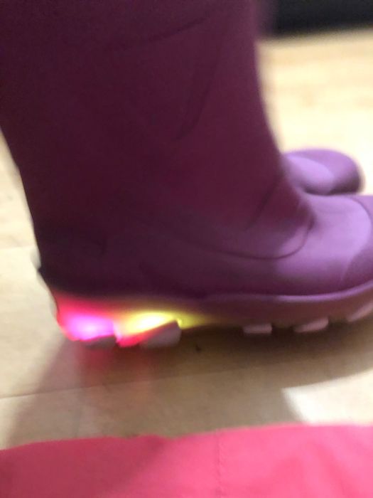 5-6 лет Штаны лыжные, сапожки резиновые. на девочку