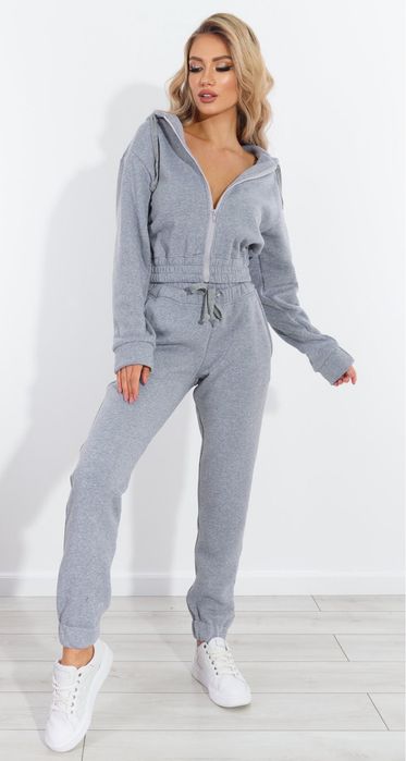 Жіночий спортивний костюм