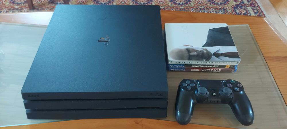 PS4 Pro 1TB + comando original + 4 jogos