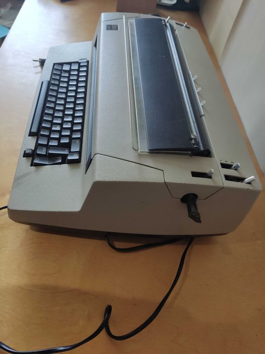 Máquina de Escrever IBM 196C – Para Reparação