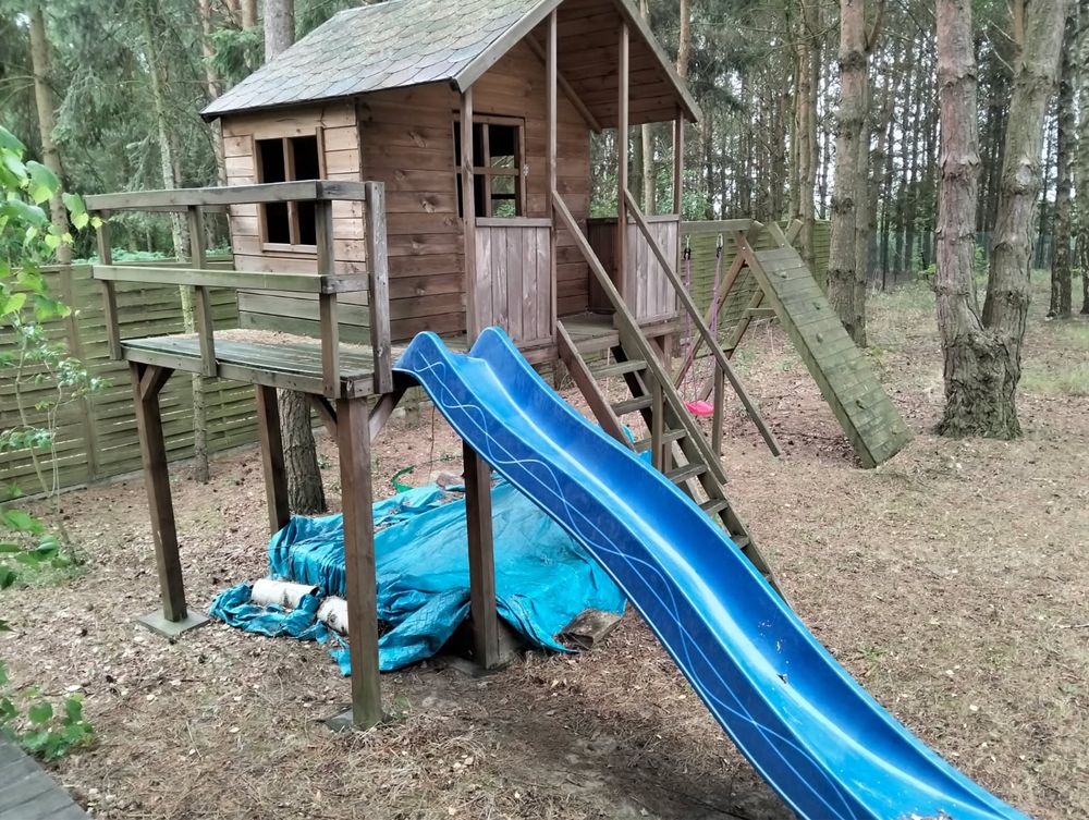 Domek ogrodowy ze zjeżdżalnią i huśtawką