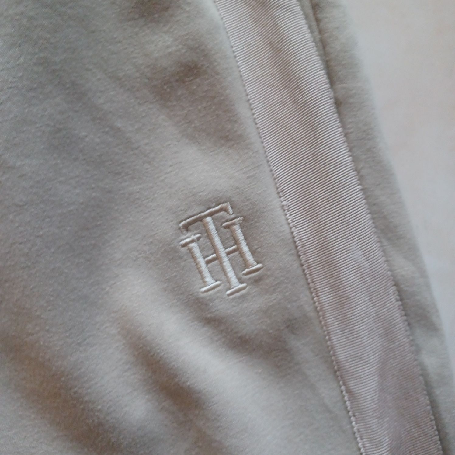 Spodnie dresowe TOMMY HILFIGER oryginalne z lampasem 3/4XL/salon 389zł