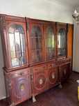 Móvel de sala com vitrine, gavetas e muita arrumação em baixo.