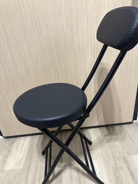 Krzesło składane czarne z podparciem tapicerowane małe taboret