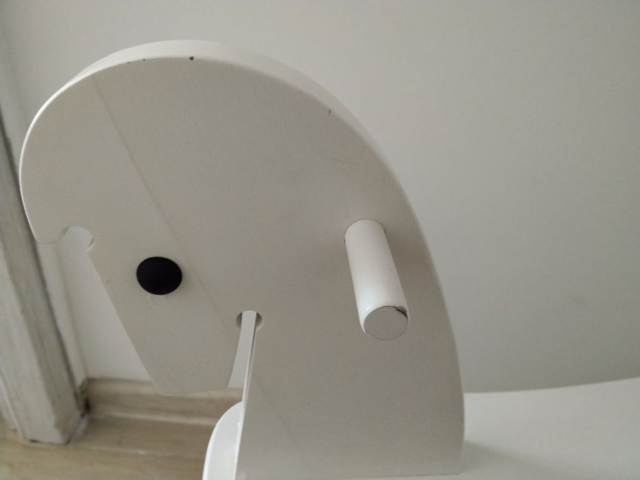 Biały drewniany konik na biegunach