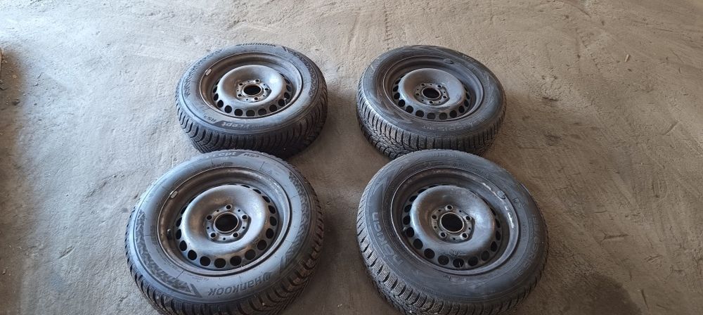 Sprzedam felgi z oponami zimowymi 
4 felgi 15' stalowe (nie prostowane