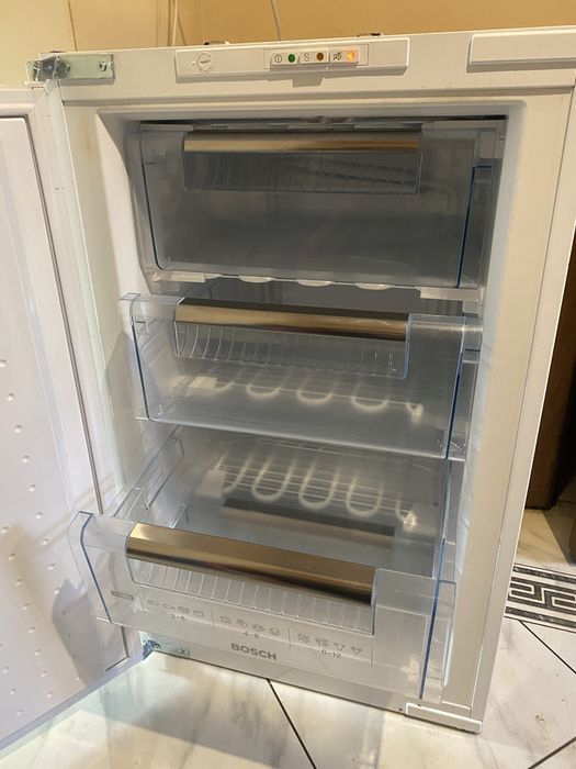 Вбудована морозильна камера 85 см Bosch GID 18A20