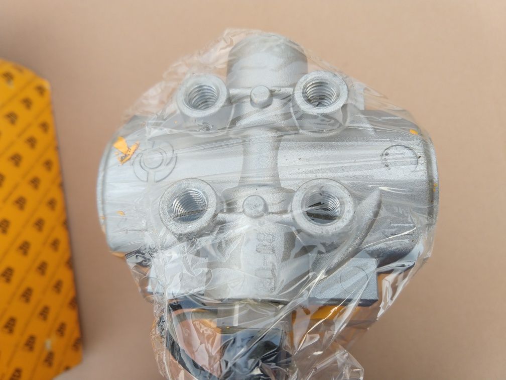 Filtr hydrauliczny z podstawą ładowarki JCB ze skrzynią automatyczną