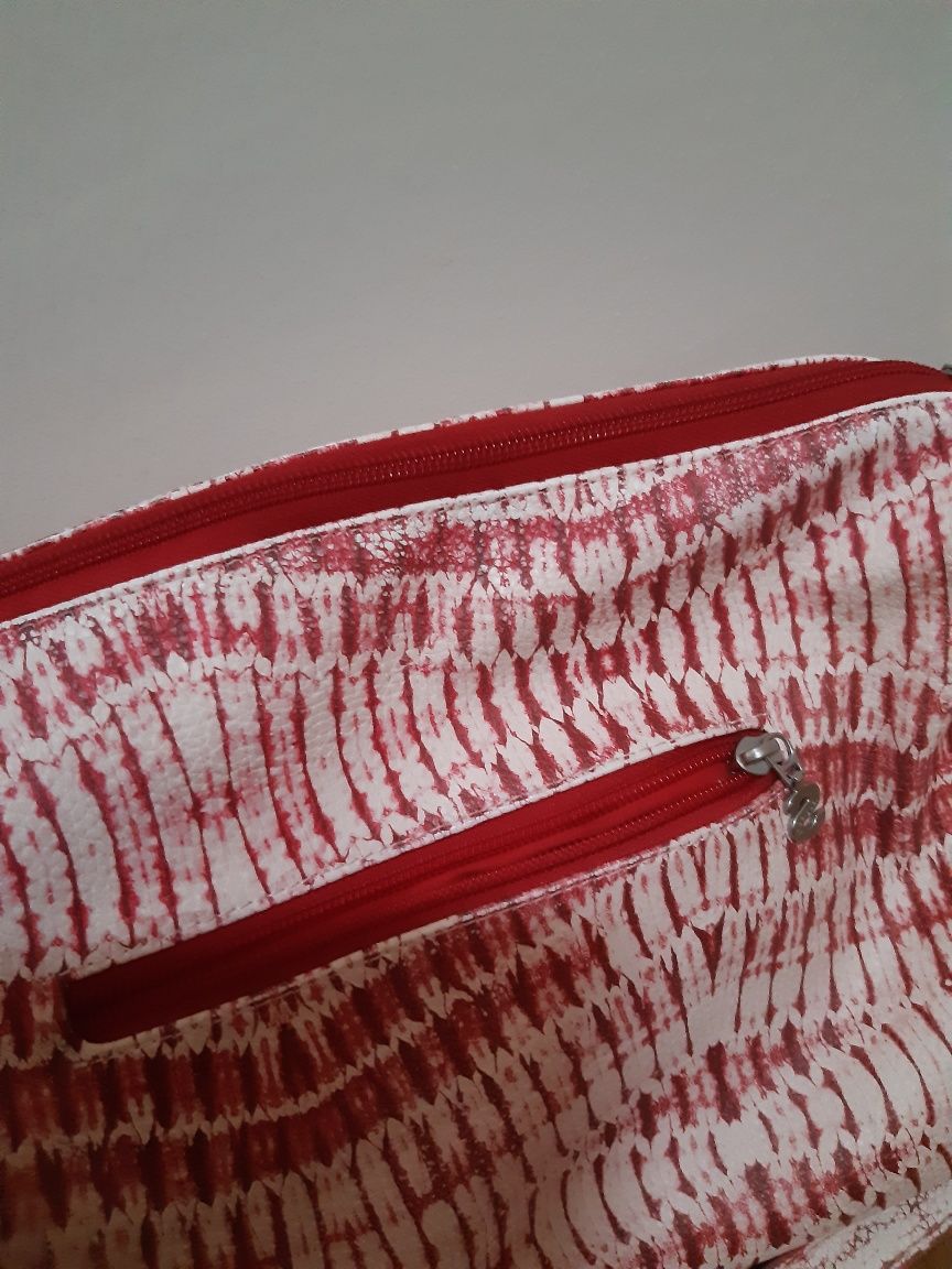 Charakterystyczna, piękna torebka crossbody Desigual ideał