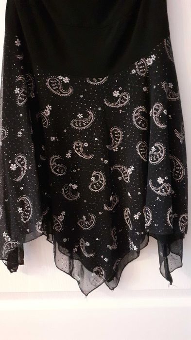 Sukienka ma świetny delikatnie mieniący się dół