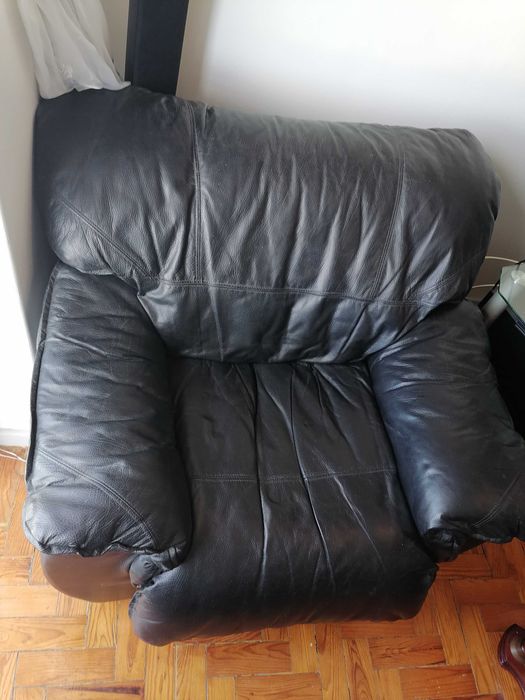 Sofá cadeirão cabedal preto para desocupar