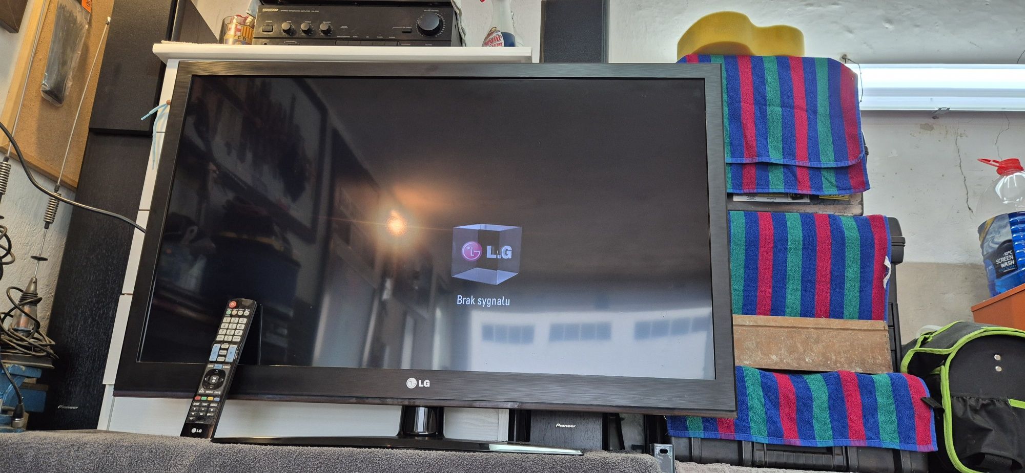 Telewizor LG 42" z dekoderem dvbt i anteną.