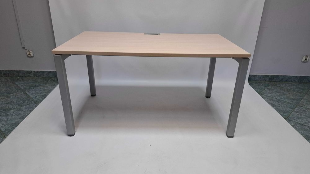 Biurko proste Euronova 140x80 orzech rockford jasny - duża ilość