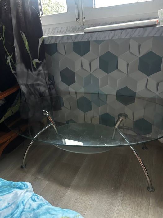 Stół szklany w dobrym stanie