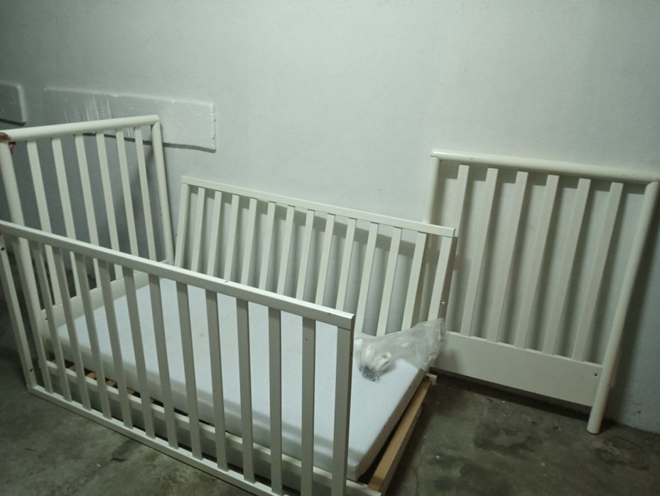 Cama de bebé com rodas e gaveta