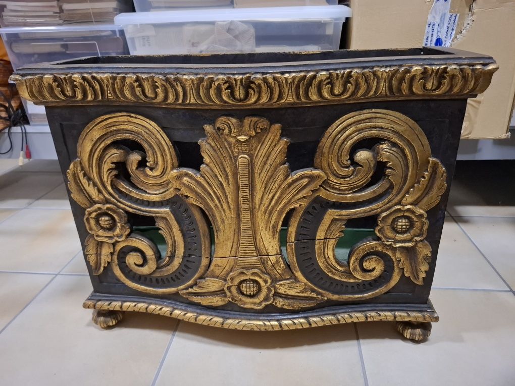 Suporte para chapéus em talha dourada