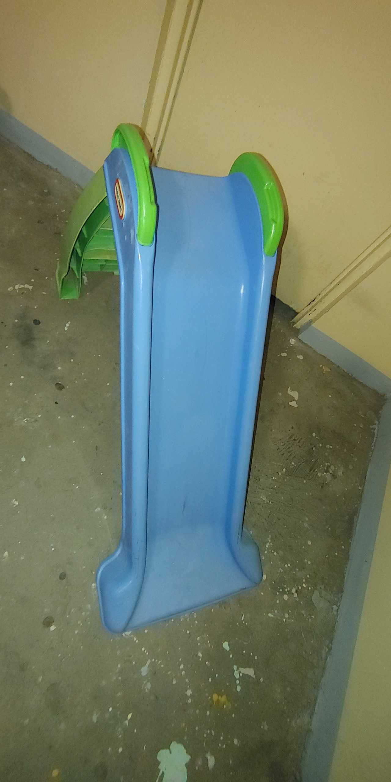 Zjeżdżalnia dla dzieci Little Tikes