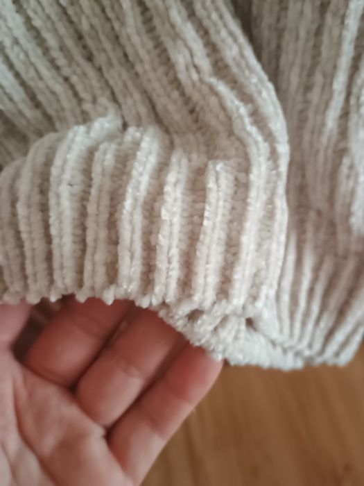 Sweterek beżowy przez głowę