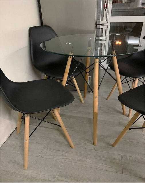 Стіл скляний прозорий