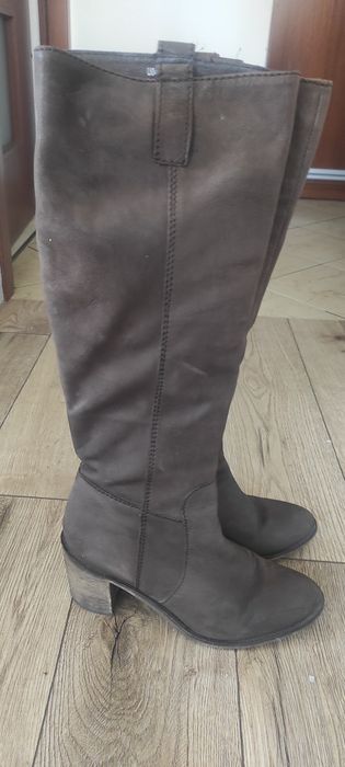 Brązowe długie kozaki damskie.