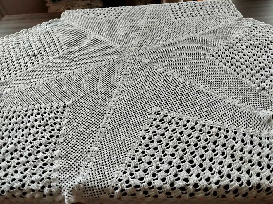 Toalha de mesa redonda em crochê feito a mão