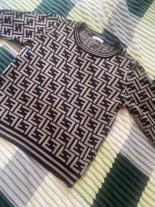 Продам кофту женскую Fendi