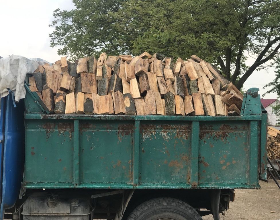 Продаю сухі дрова недорого з доставкою купити дрова рубані бук дуб