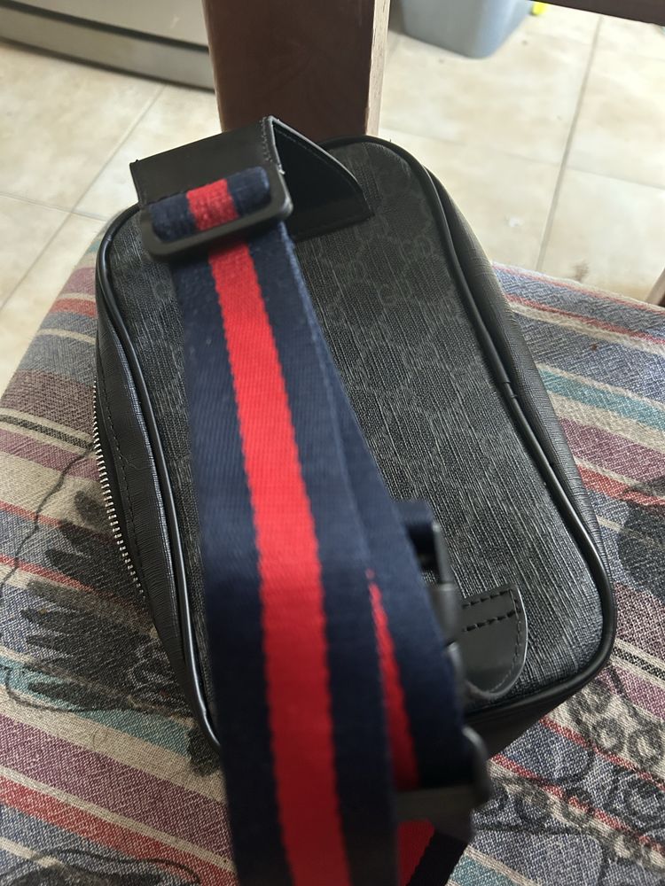 Bolsa de peito da Gucci
