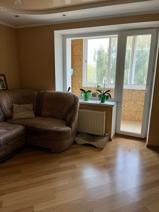 Продається 3-кімнатна квартира з індивідуальним опаленням біля АТБ