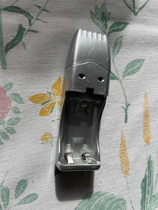 Ładowarka USB do 2 baterii paluszków AA i AAA