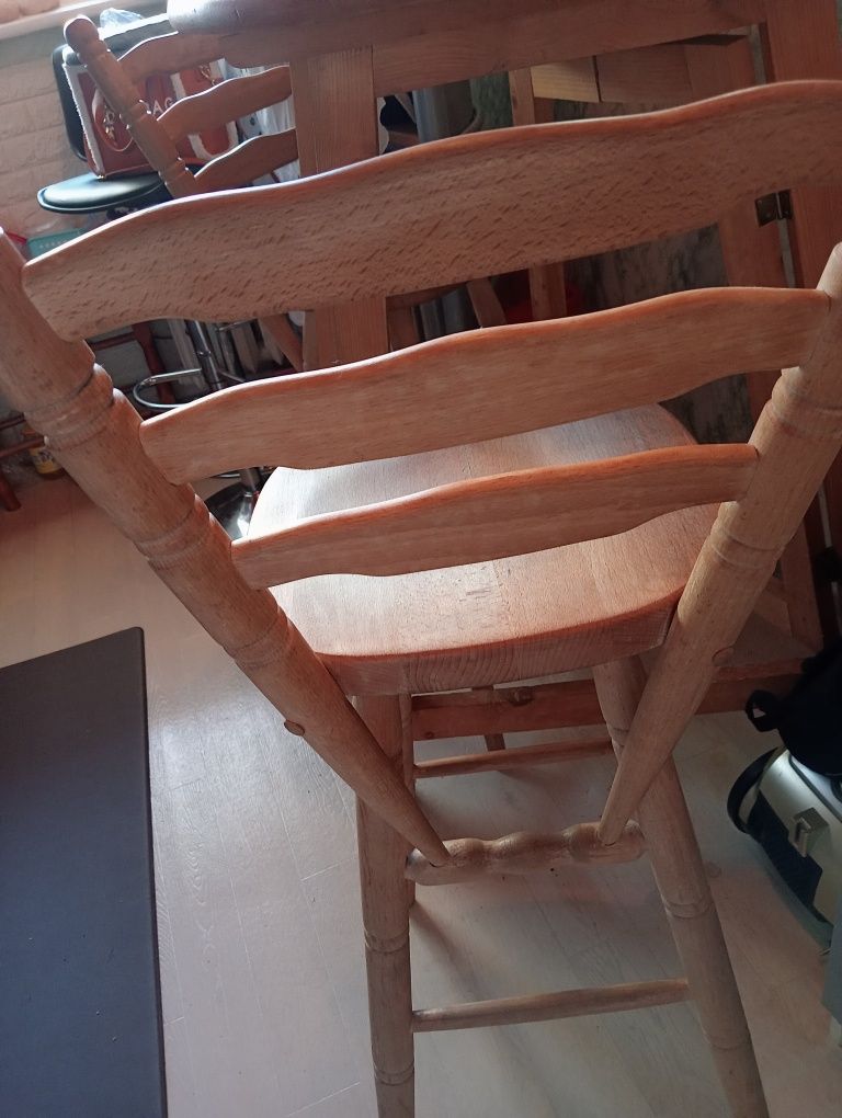 Stół i pięć krzeseł