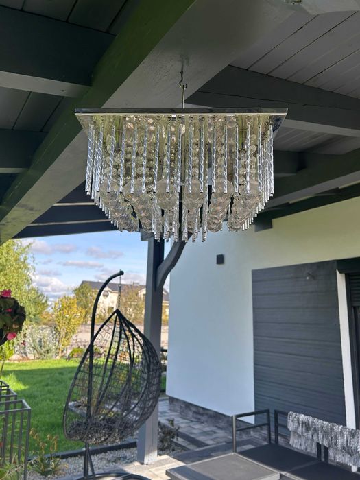 Lampa do salonu z kryształkami.