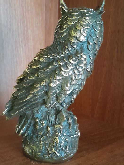 Латунна статуетка сови.