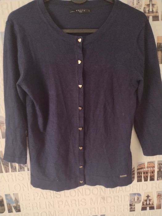 Sweterek zapinany na guziki w serduszka