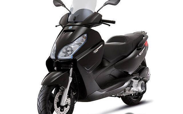 Nosek Piaggio X7 Kolor czarny