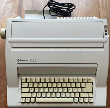 Máquina de escrever elétrica funcional - International 150x