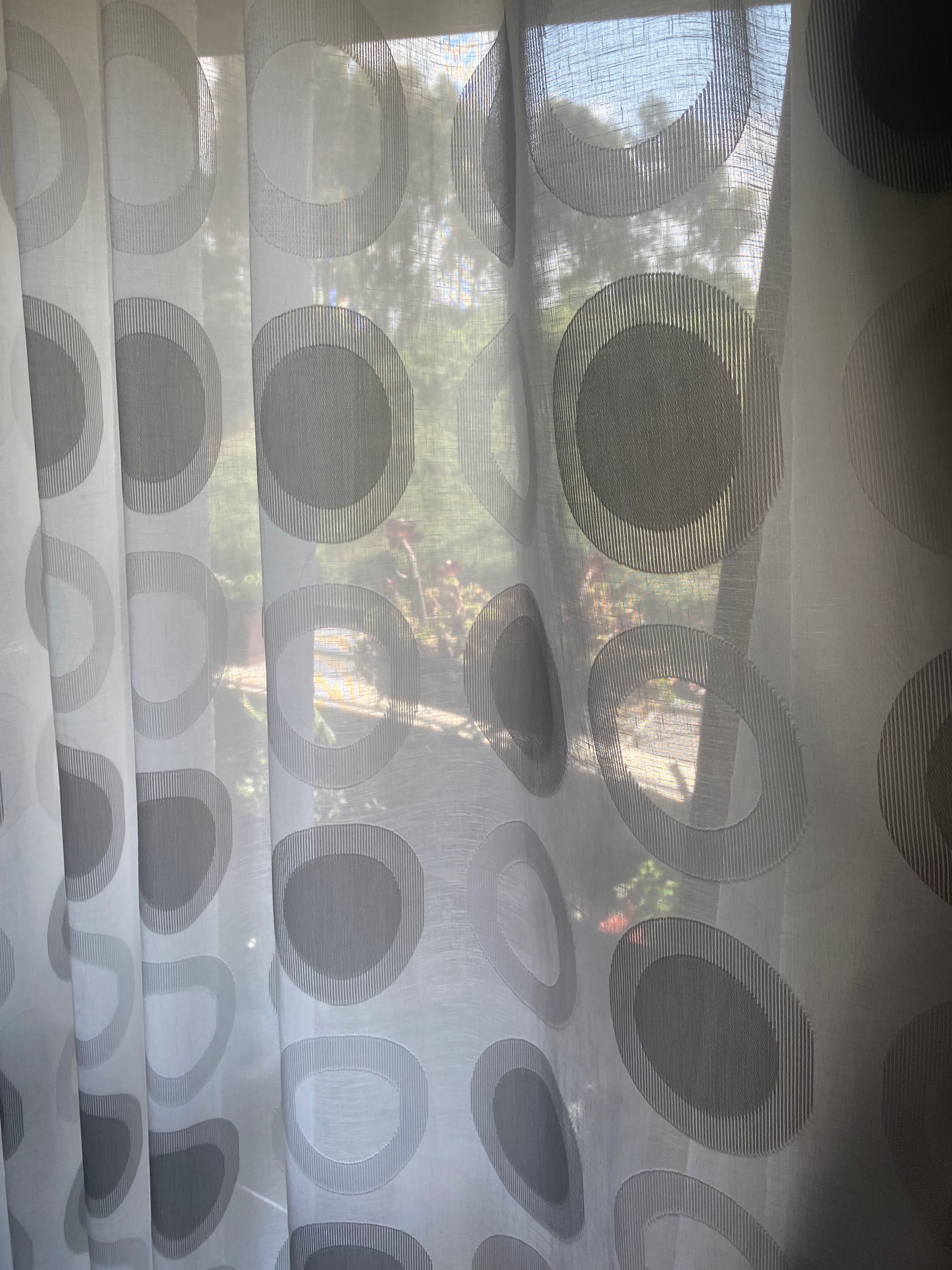 Cortinado feito à medida em bom estado
