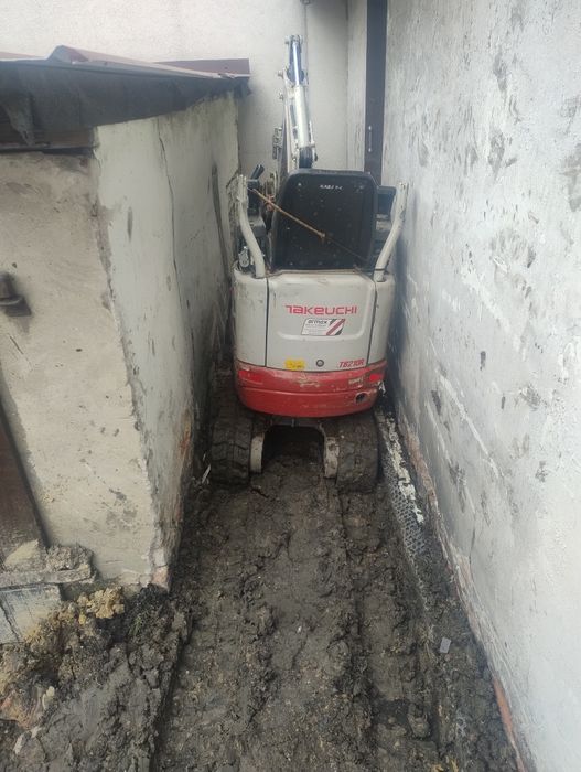 Minikoparka z młotem hydraulicznym – wykopy, rozbiórki, niwelacje.