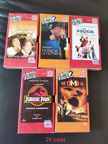 Vendo várias cassetes de filmes VHS.