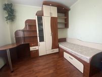 Дитяча стінка зі столом, ліжком та матрацом