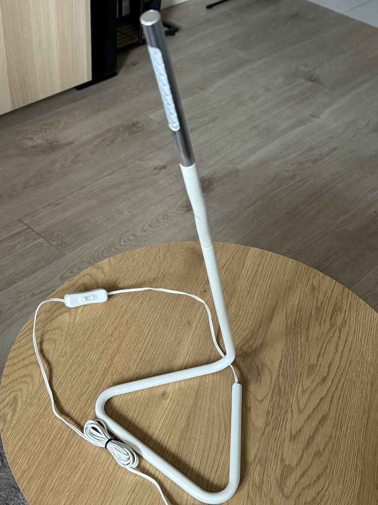 Biały mały lampka biurkowa – USB, regulowana, bez uszkodzeń